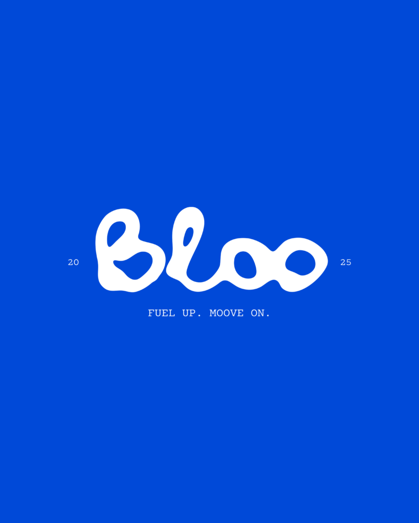 Logo typographique fluide de la marque Bloo, boisson à base de café et de thé pour un mode de vie actif
