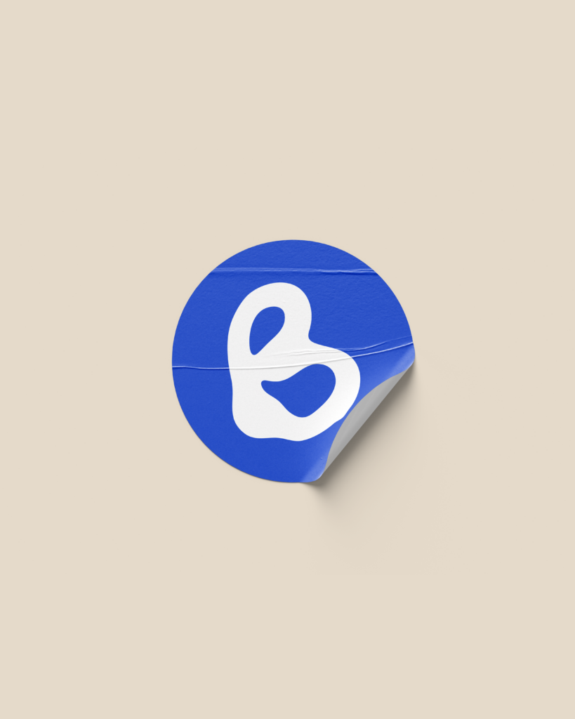 Sticker rond avec le monogramme “B” de Bloo, symbole souple et impactant inspiré du mouvement