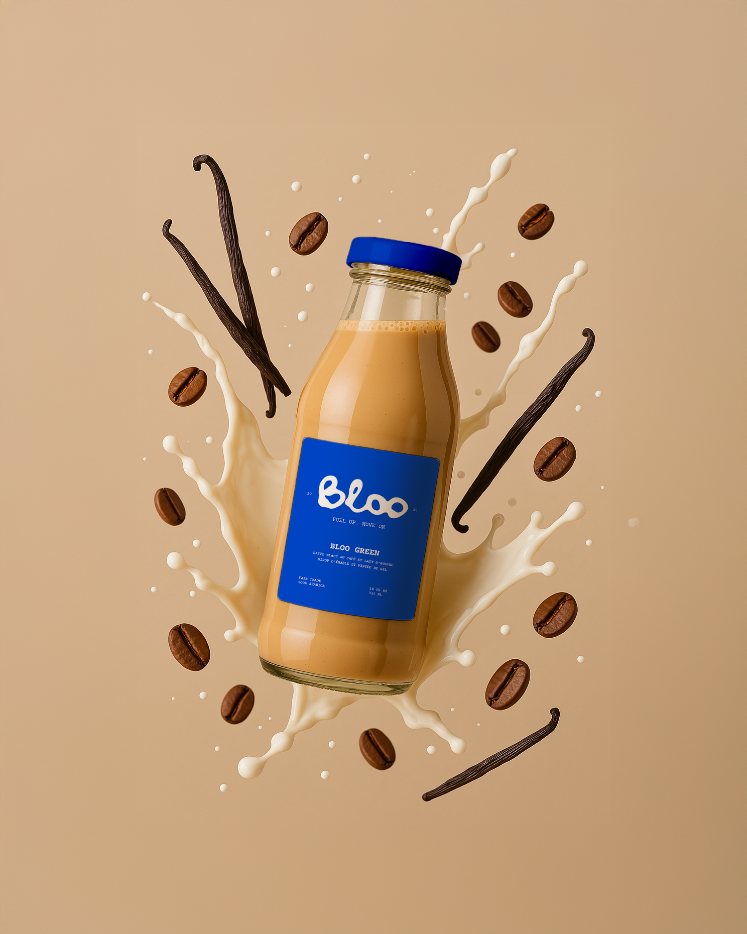Mockup de bouteille Bloo avec latte glacé, éclaboussures de lait, grains de café et gousses de vanille