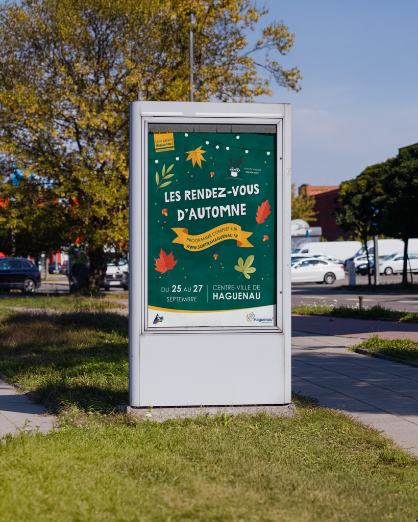 Affichage urbain pour l'événement "Les Rendez-vous d'Automne" à Haguenau, avec un design aux couleurs de la saison et des feuilles illustrées.