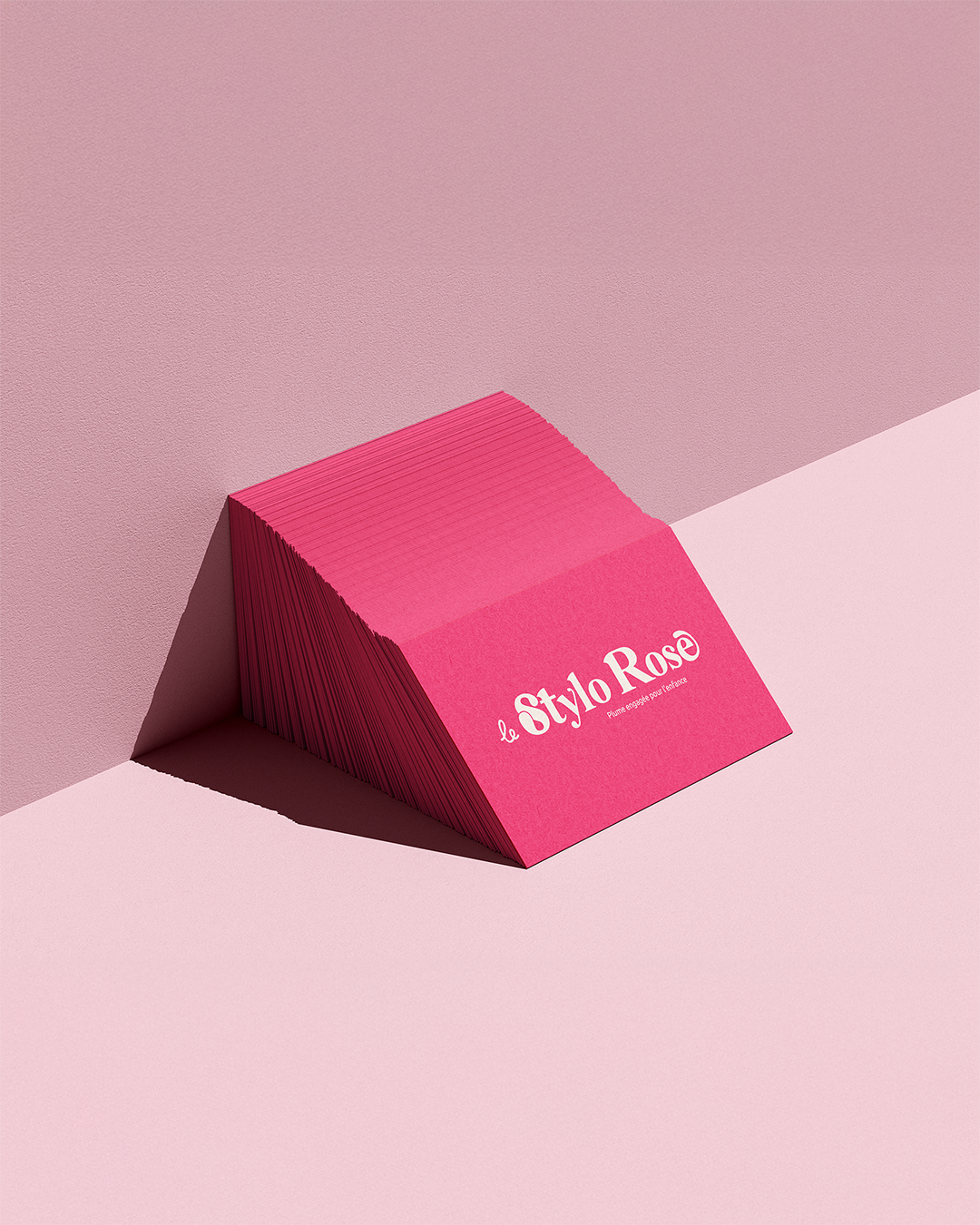 Présentation de l’identité visuelle Le Stylo Rose avec logotype et palette de couleurs vives et audacieuses