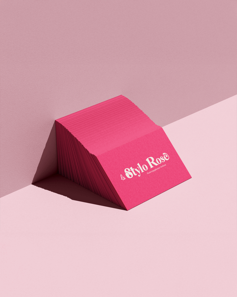 Présentation de l’identité visuelle Le Stylo Rose avec logotype et palette de couleurs vives et audacieuses