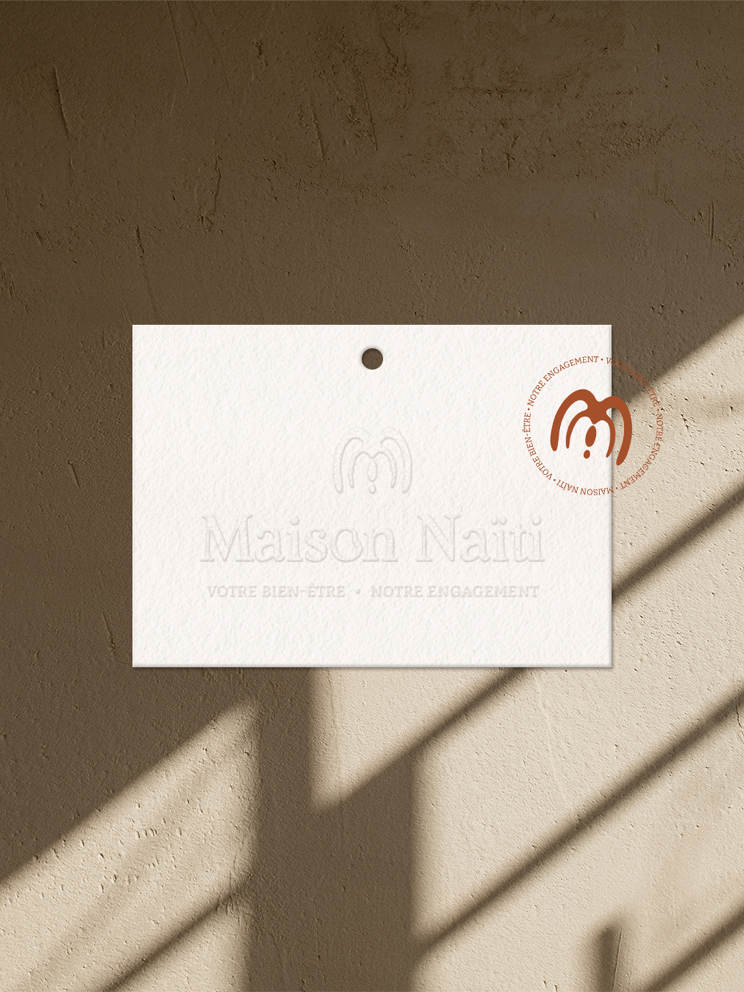 Maison Naiti présentation Étiquette imprimée avec le logotype Maison Naïti, identité visuelle appliquée sur supports de communication.
