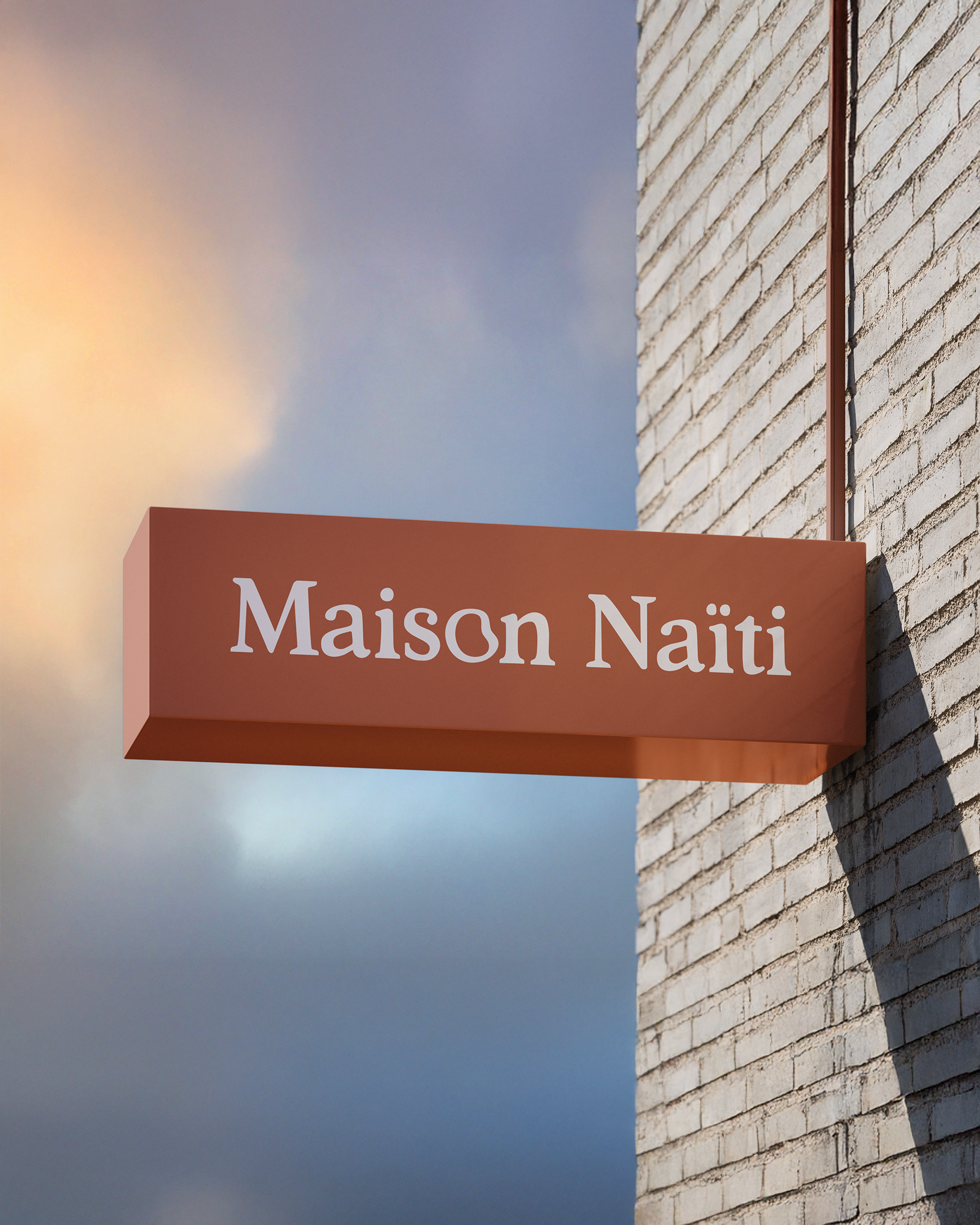 Logo et identité visuelle de Maison Naïti appliqués sur une enseigne extérieure à Drusenheim.
