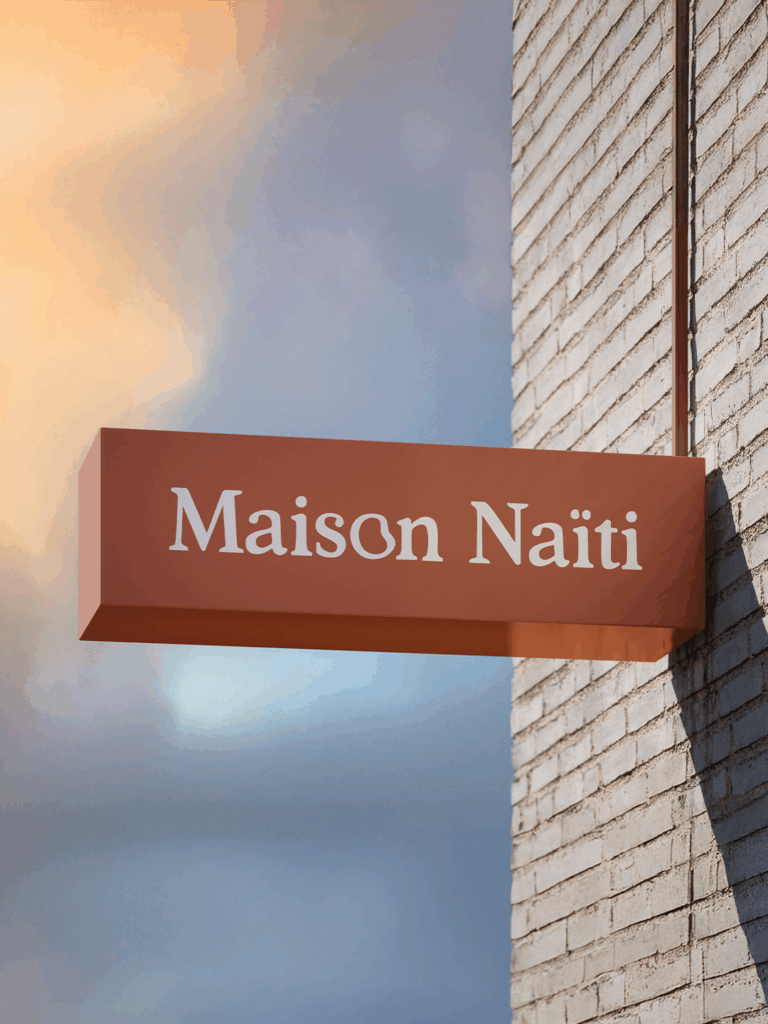 Logo Maison Naïti décliné en enseigne murale, identité visuelle par Atelier Lomé.