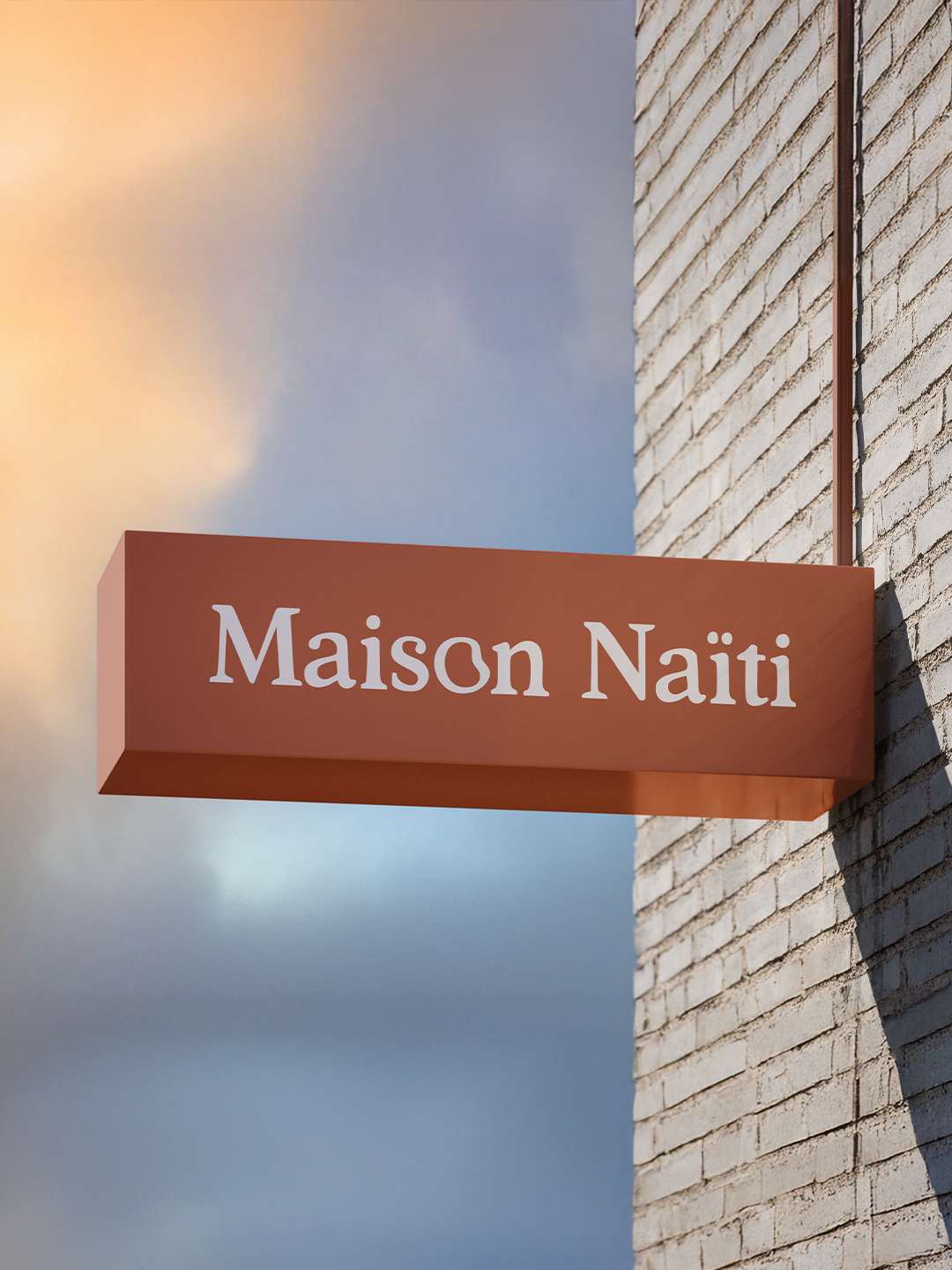 Maison Naïti_Mockup-06 Logo Maison Naïti décliné en enseigne murale, identité visuelle par Atelier Lomé.