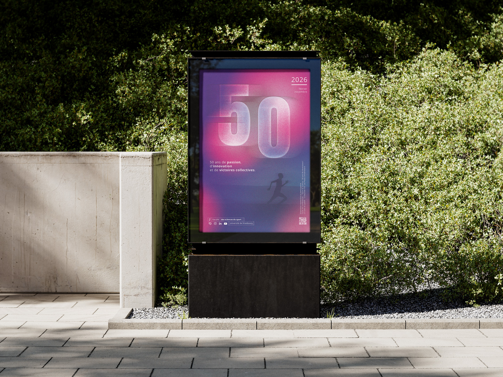 Design graphique pour une institution premium. Utilisation de dégradés vibrants et d'un flou directionnel pour symboliser l'innovation et l'évolution constante.