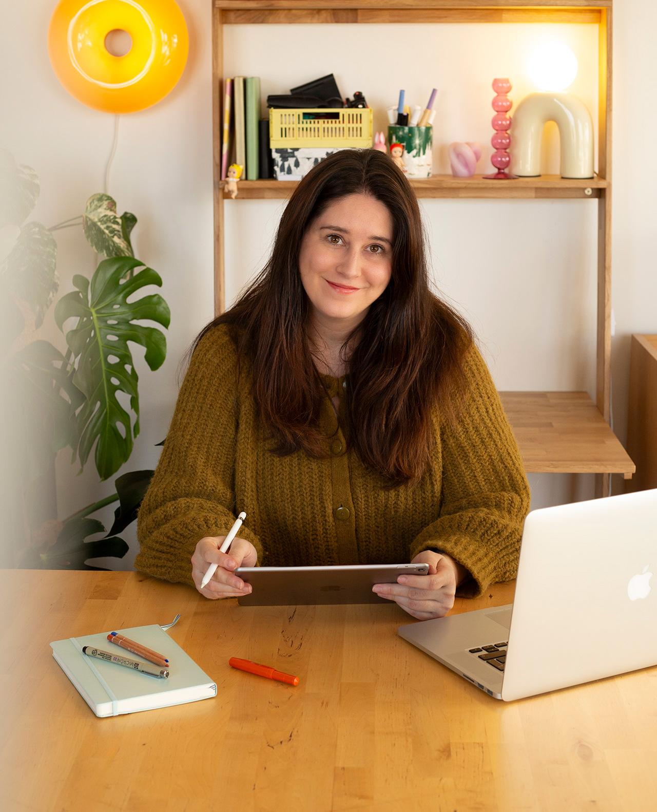 Salomé Lechner, graphiste freelance à Strasbourg, travaillant sur tablette dans son atelier – Atelier Lomé