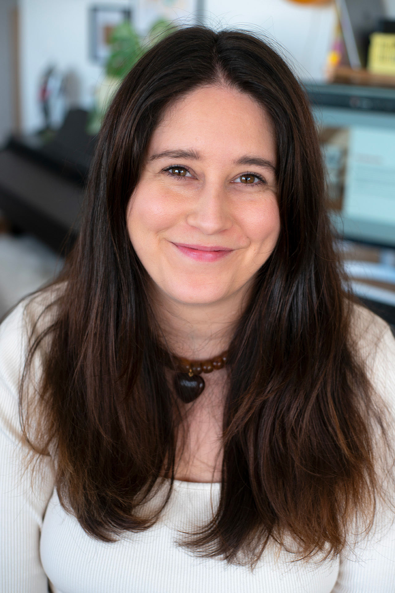 ortrait de Salomé Lechner, graphiste freelance spécialisée en identité visuelle à Strasbourg – Atelier Lomé